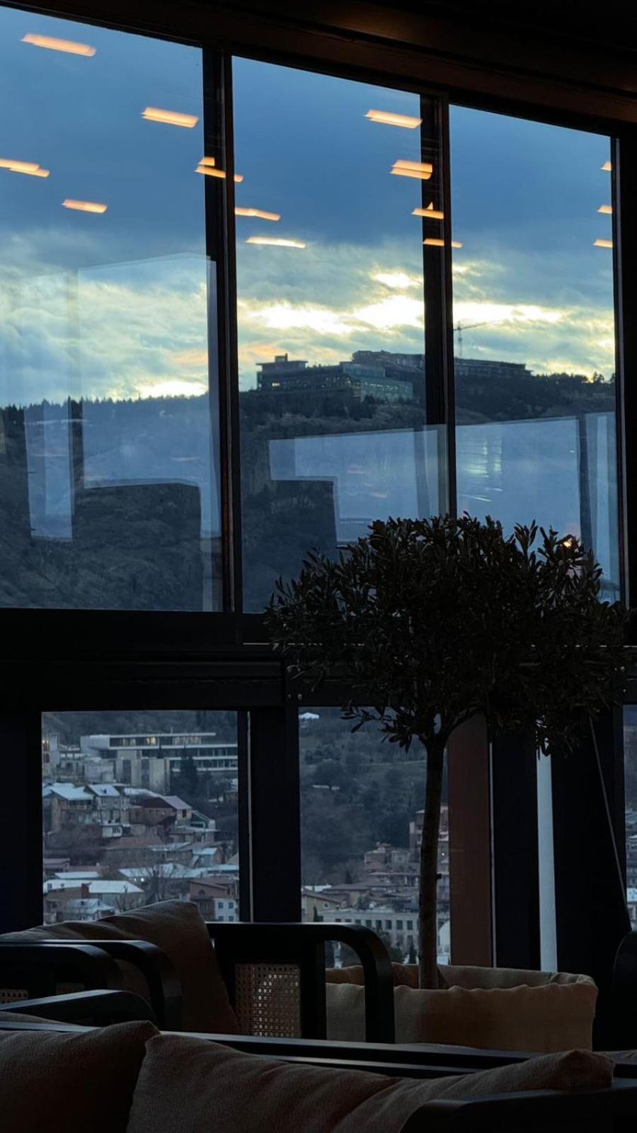 Ramada By Wyndham Tbilisi Old City Extérieur photo