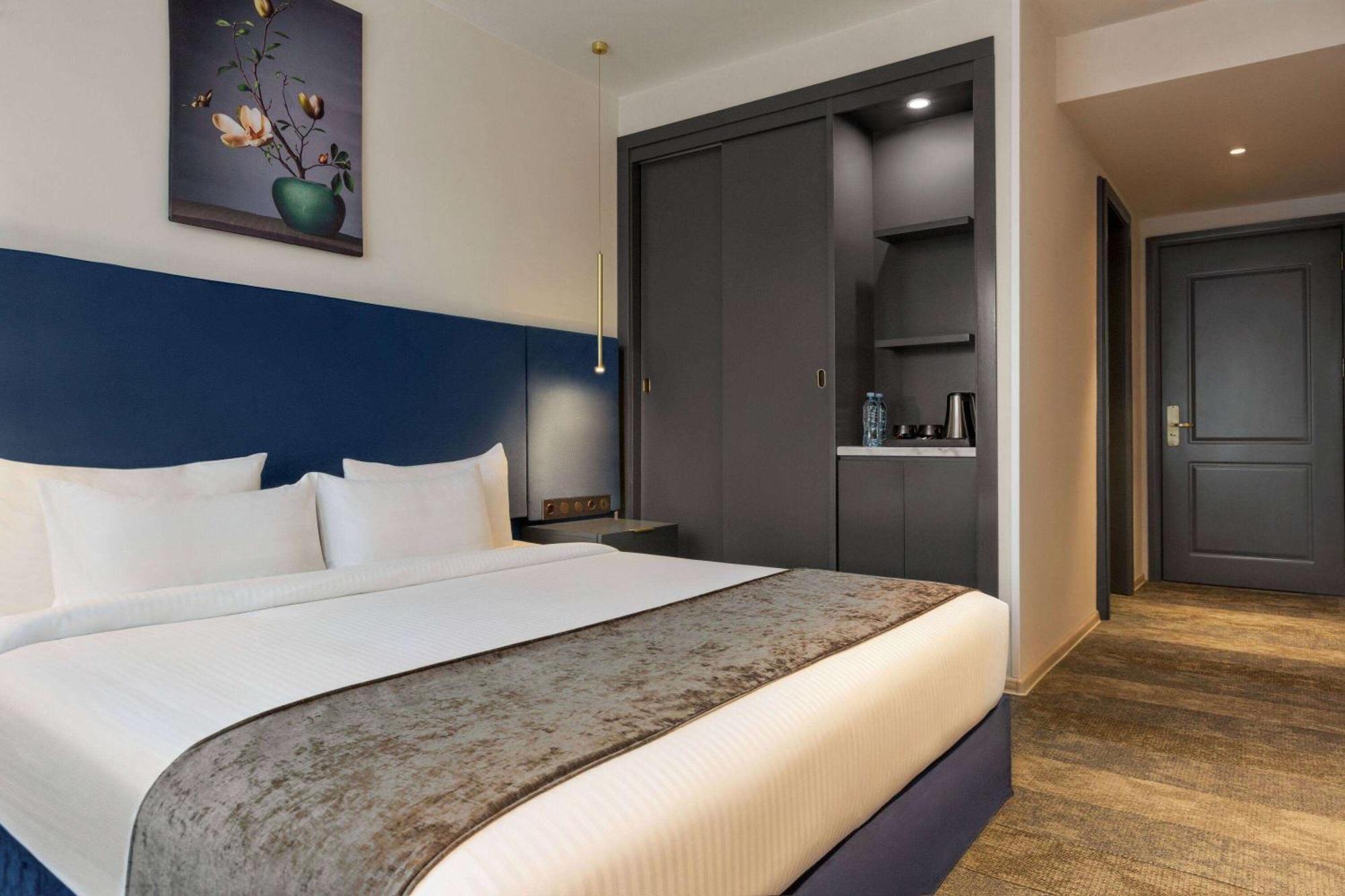 Ramada By Wyndham Tbilisi Old City Extérieur photo