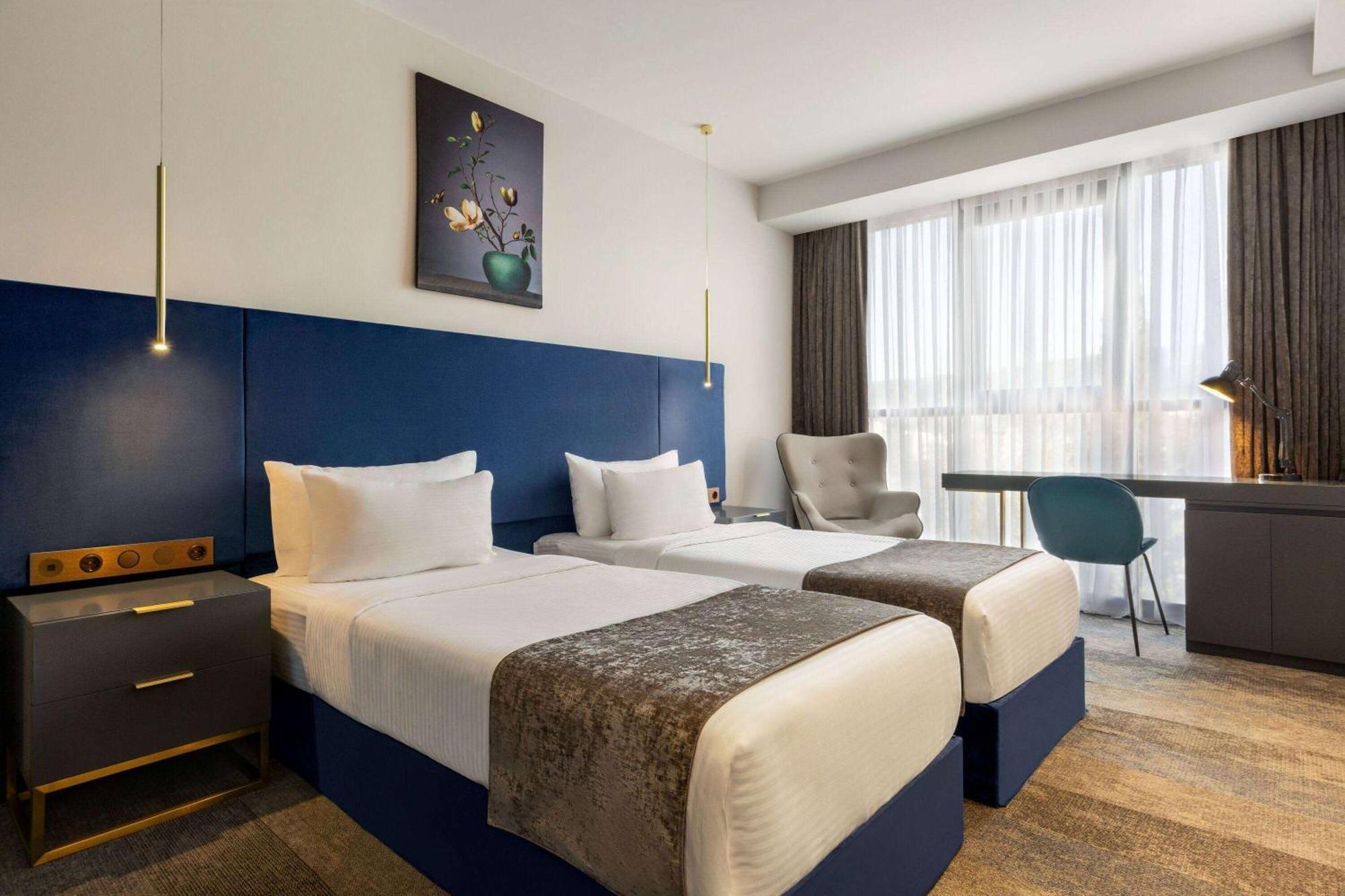 Ramada By Wyndham Tbilisi Old City Extérieur photo