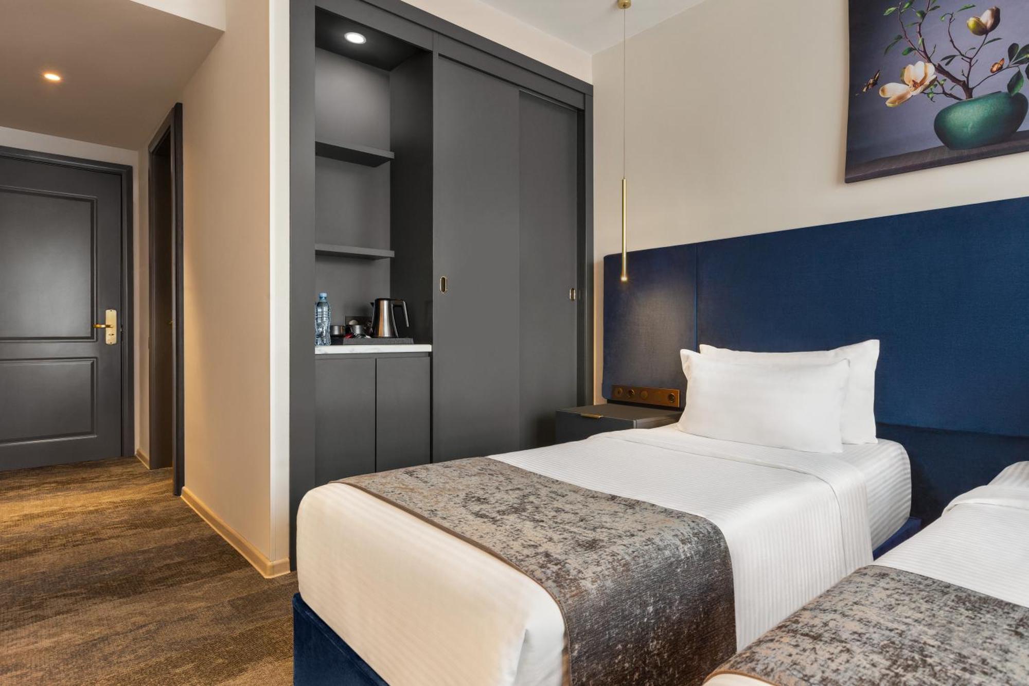 Ramada By Wyndham Tbilisi Old City Extérieur photo