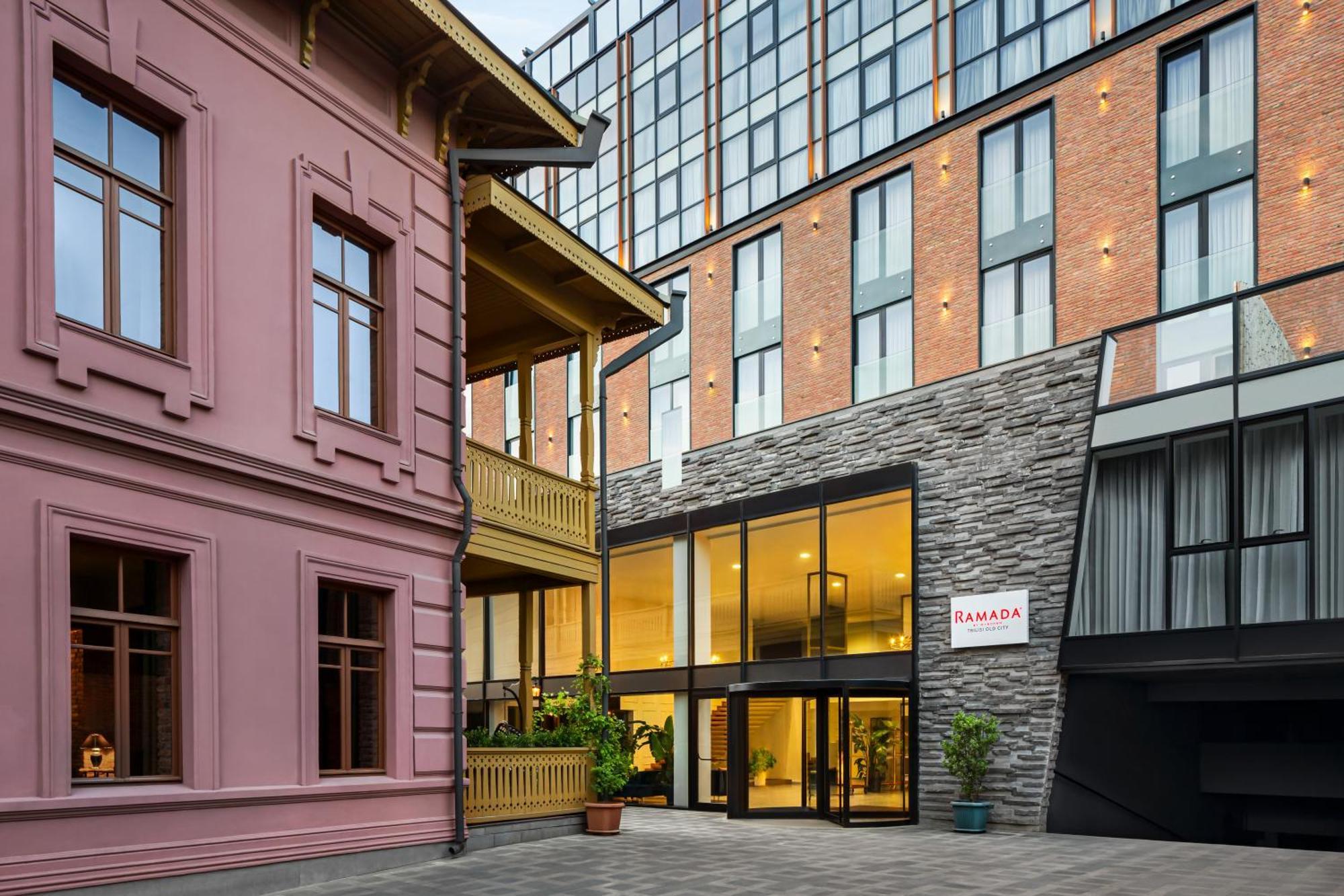 Ramada By Wyndham Tbilisi Old City Extérieur photo
