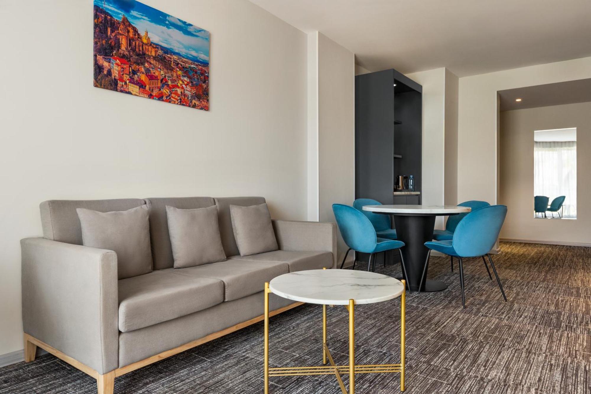 Ramada By Wyndham Tbilisi Old City Extérieur photo