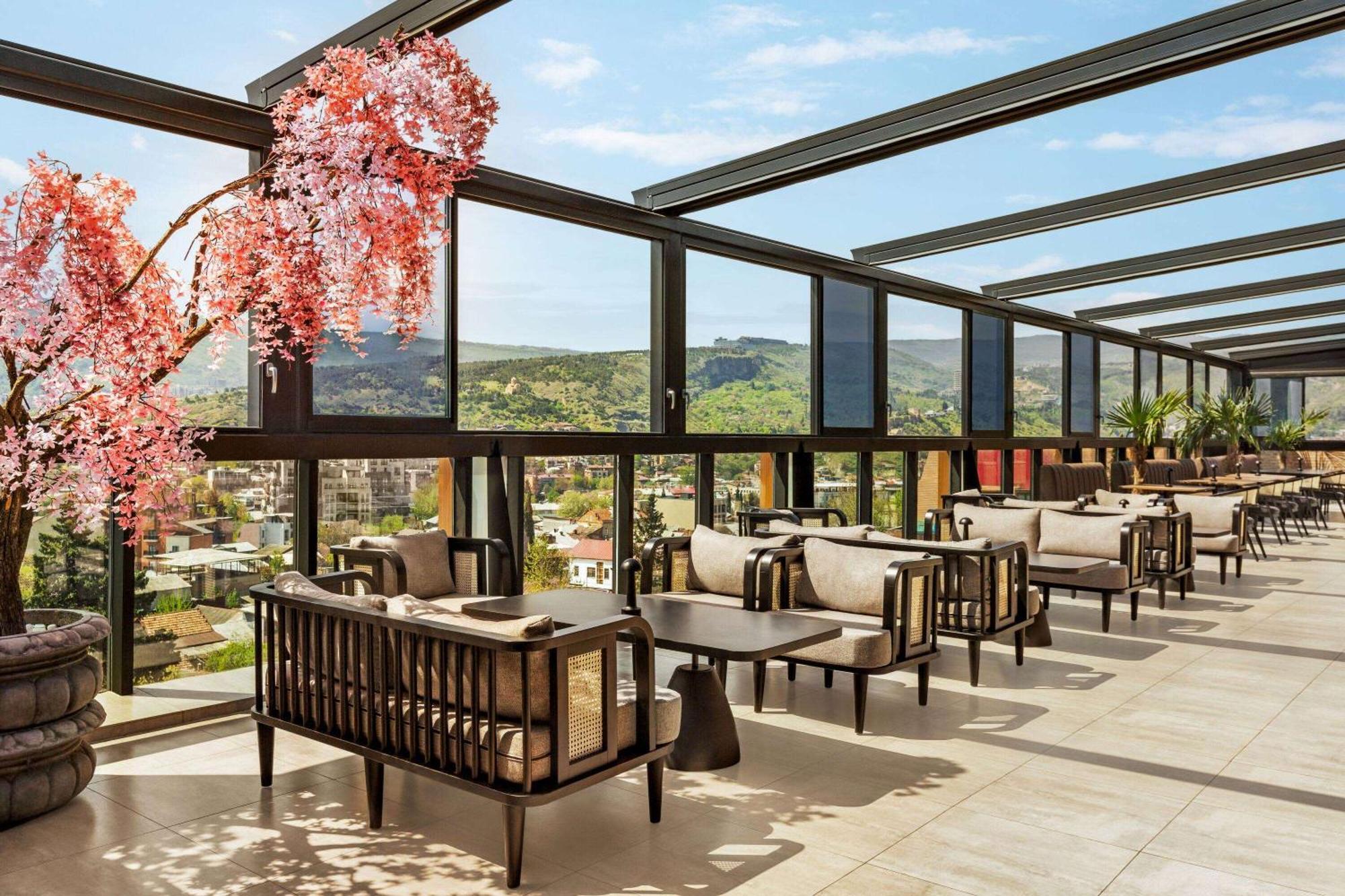 Ramada By Wyndham Tbilisi Old City Extérieur photo
